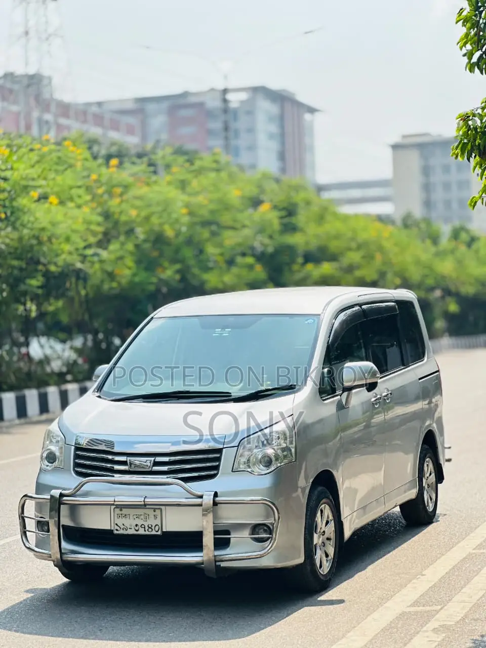 টয়োটা নোয়া ২.০ ১৪৩এইচপি এডব্লিউডি (৮ সিটার) ২০১২ সিলভার