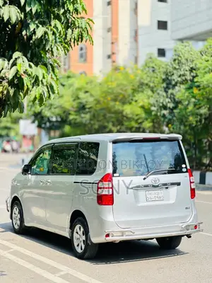 টয়োটা নোয়া ২.০ ১৪৩এইচপি এডব্লিউডি (৮ সিটার) ২০১২ সিলভার