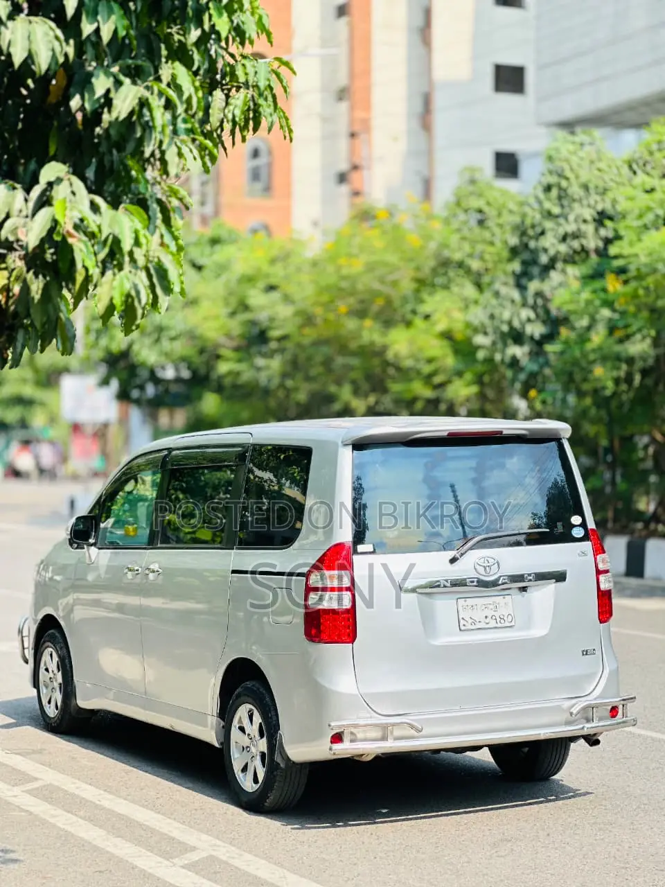 টয়োটা নোয়া ২.০ ১৪৩এইচপি এডব্লিউডি (৮ সিটার) ২০১২ সিলভার