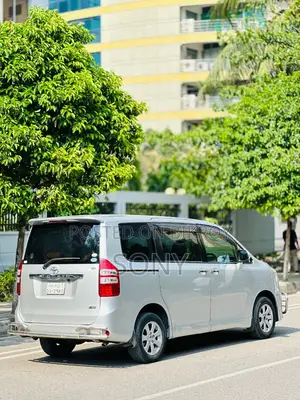 টয়োটা নোয়া ২.০ ১৪৩এইচপি এডব্লিউডি (৮ সিটার) ২০১২ সিলভার
