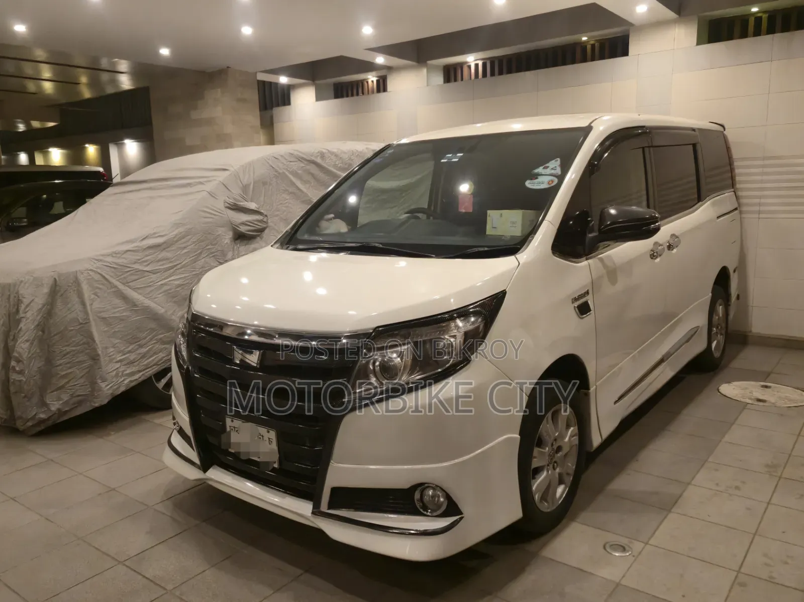 Toyota Noah 1.8 Front Wheel Drive Hybrid (7 seater) 2016 Pearl