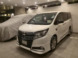 Toyota Noah 1.8 Front Wheel Drive Hybrid (7 seater) 2016 Pearl