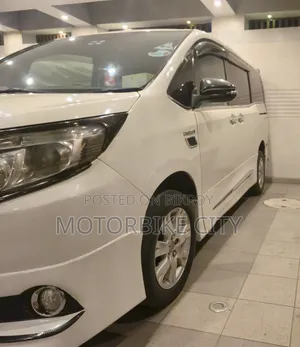 Toyota Noah 1.8 Front Wheel Drive Hybrid (7 seater) 2016 Pearl