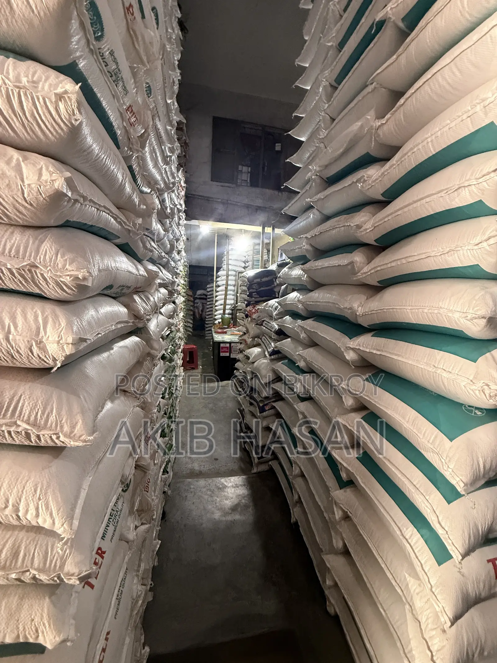 Shop available for rent for wholesale rice business in Mohammadpur Krishi Market