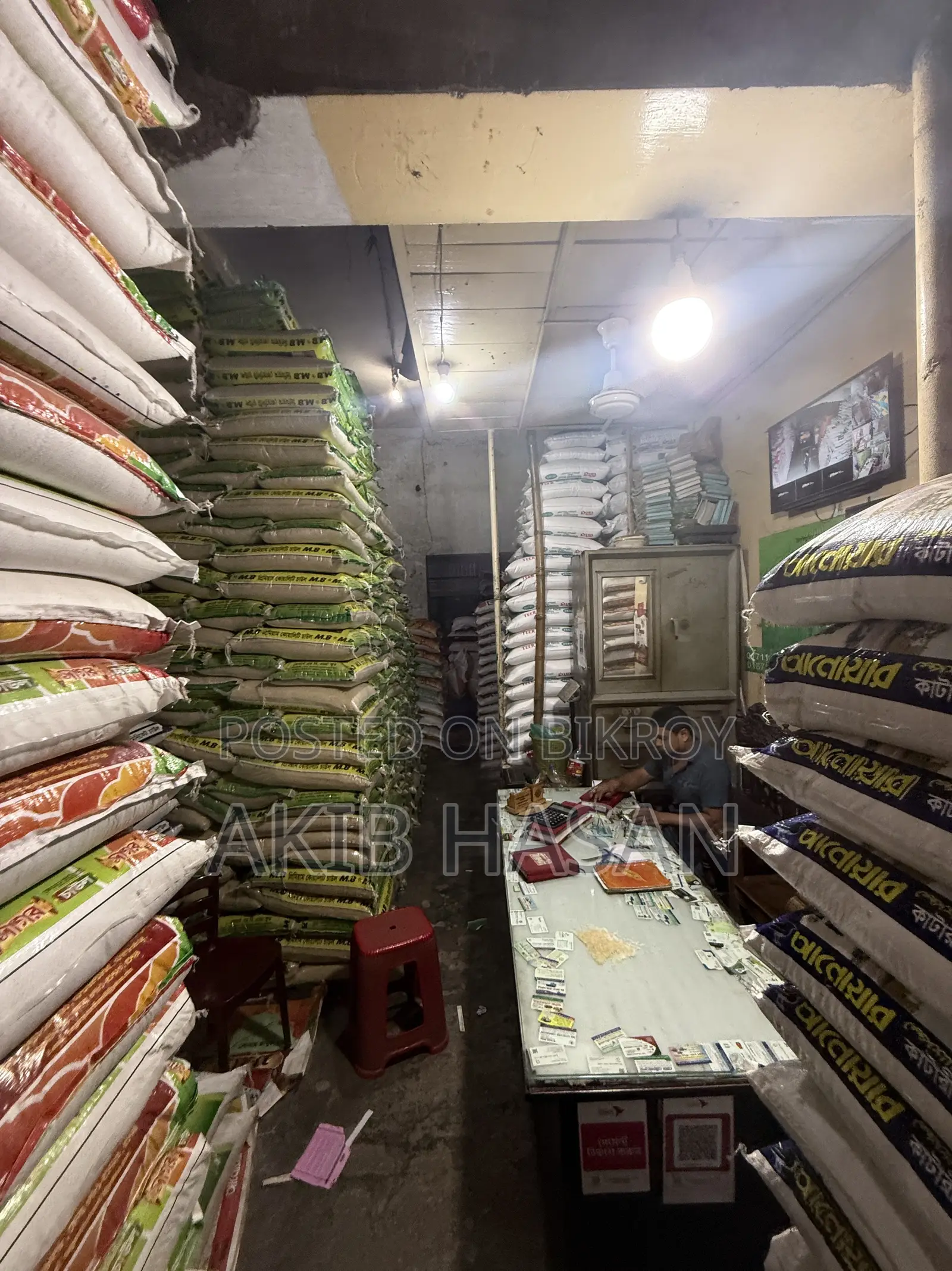 Shop available for rent for wholesale rice business in Mohammadpur Krishi Market