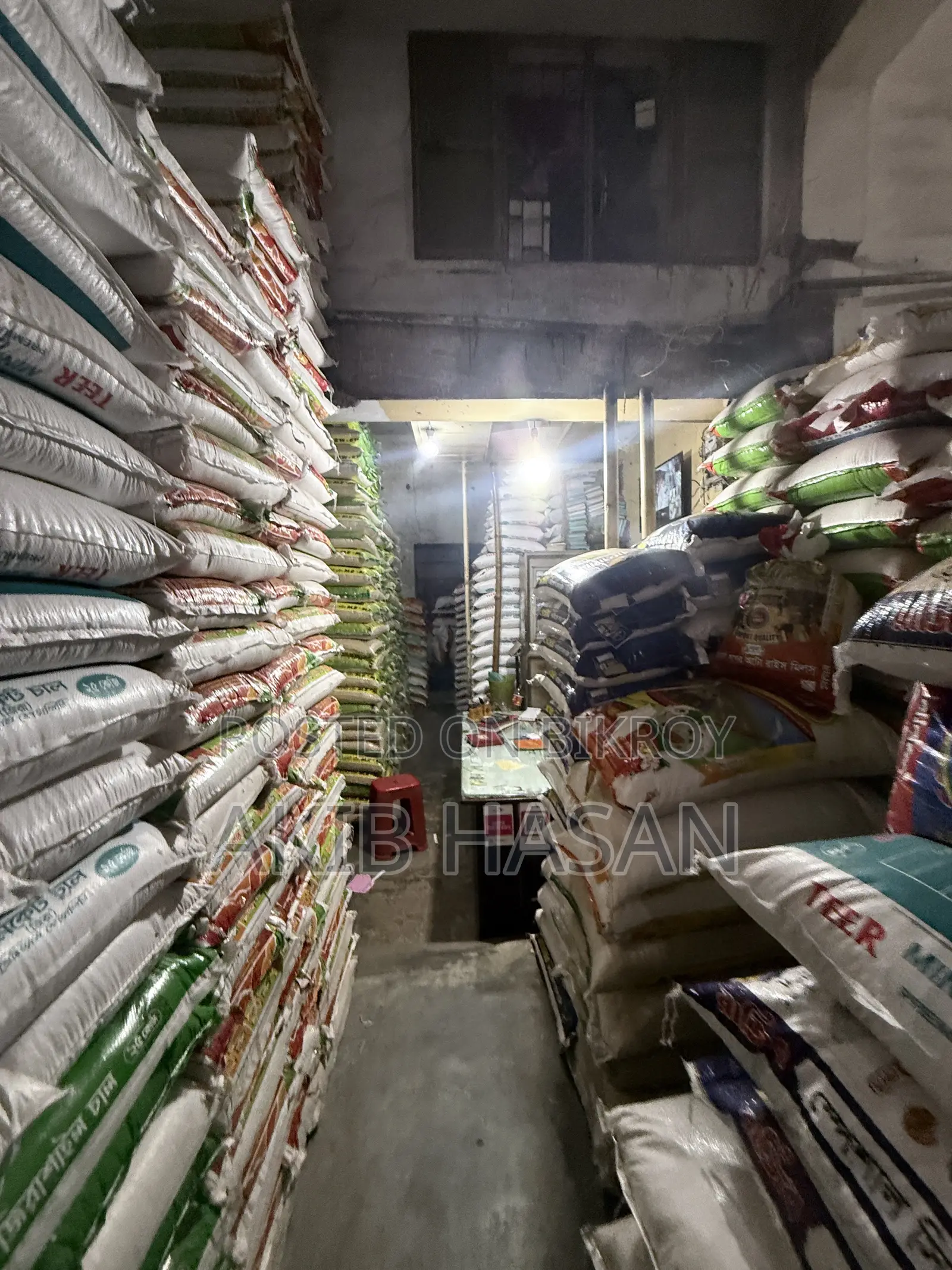 Shop available for rent for wholesale rice business in Mohammadpur Krishi Market