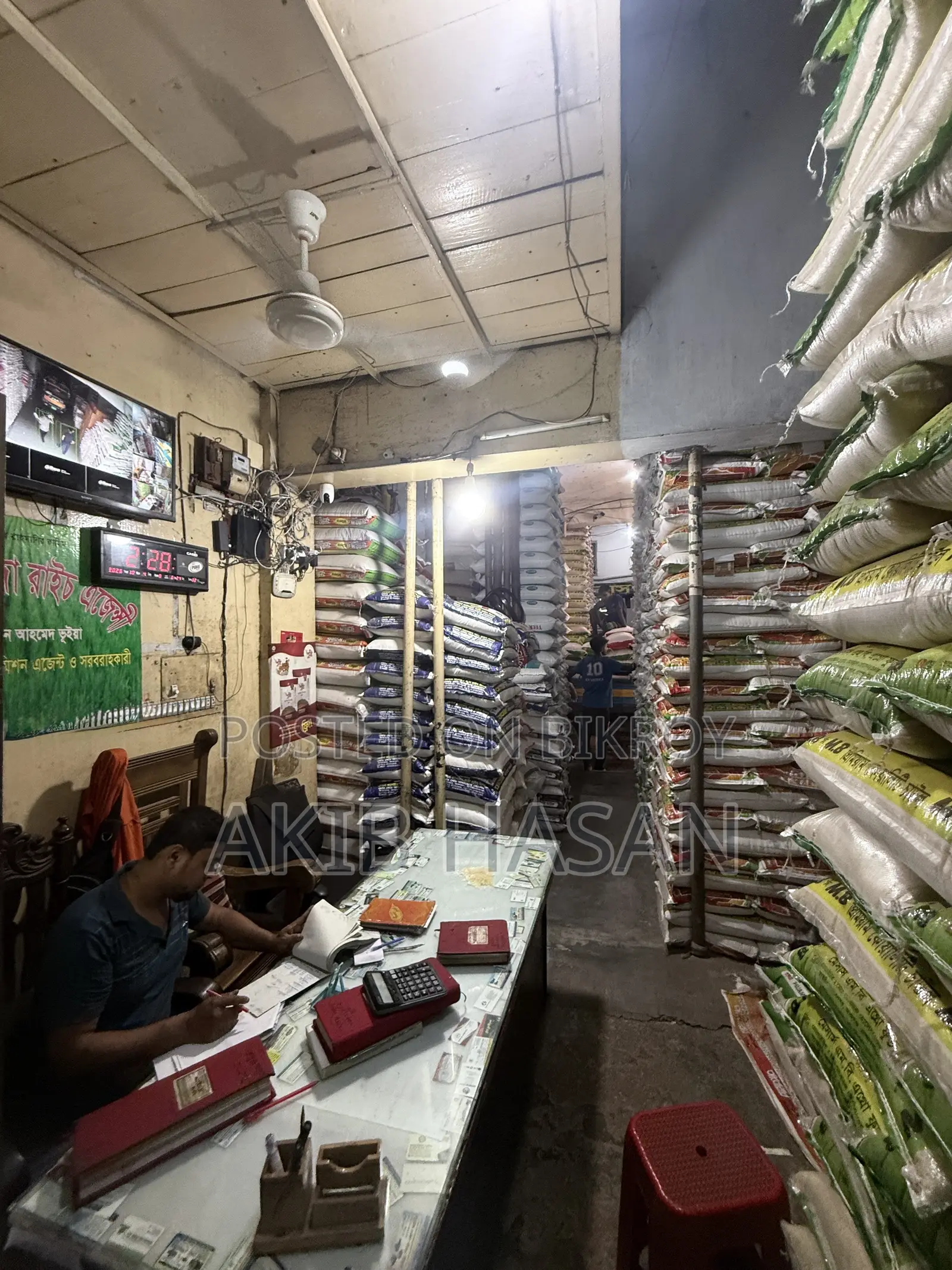 Shop available for rent for wholesale rice business in Mohammadpur Krishi Market