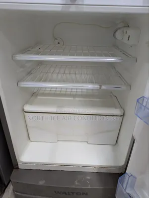 ওয়ালটন কালো রঙের ফ্রস্ট ফ্রিজ ২১৩ লিটার