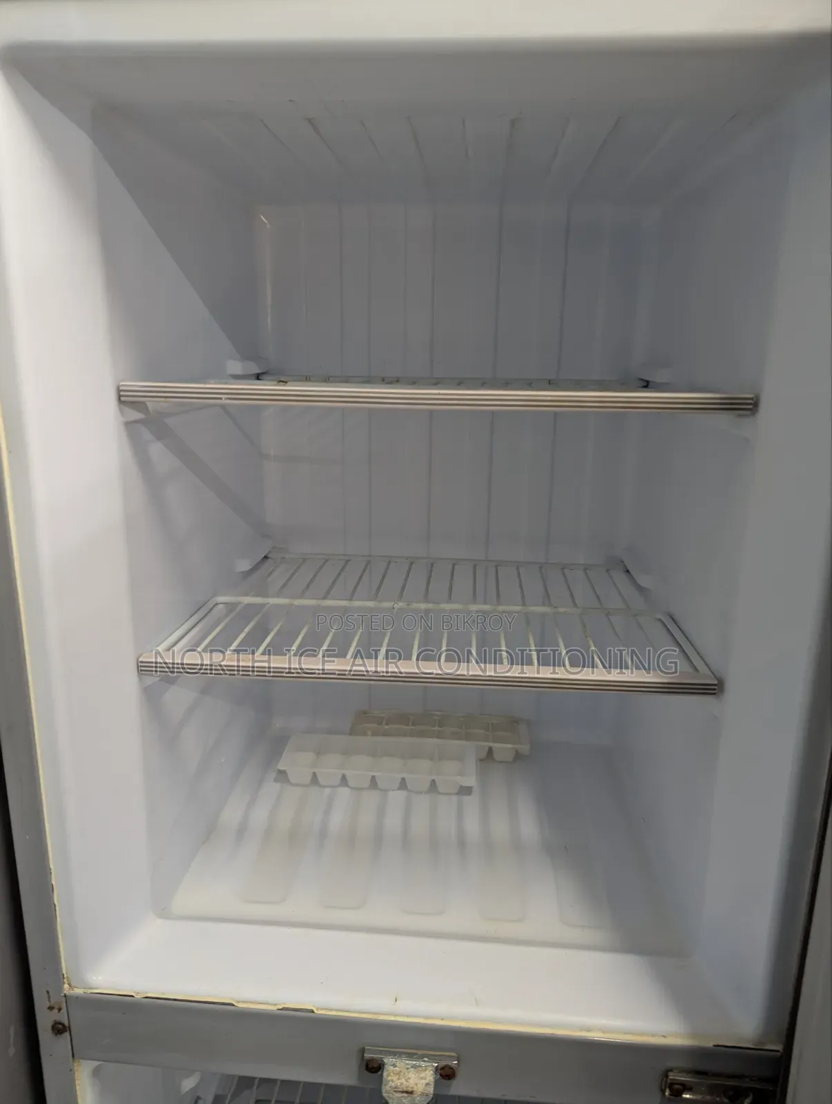 Walton as Colour Frost Fridge 223 Ltr.