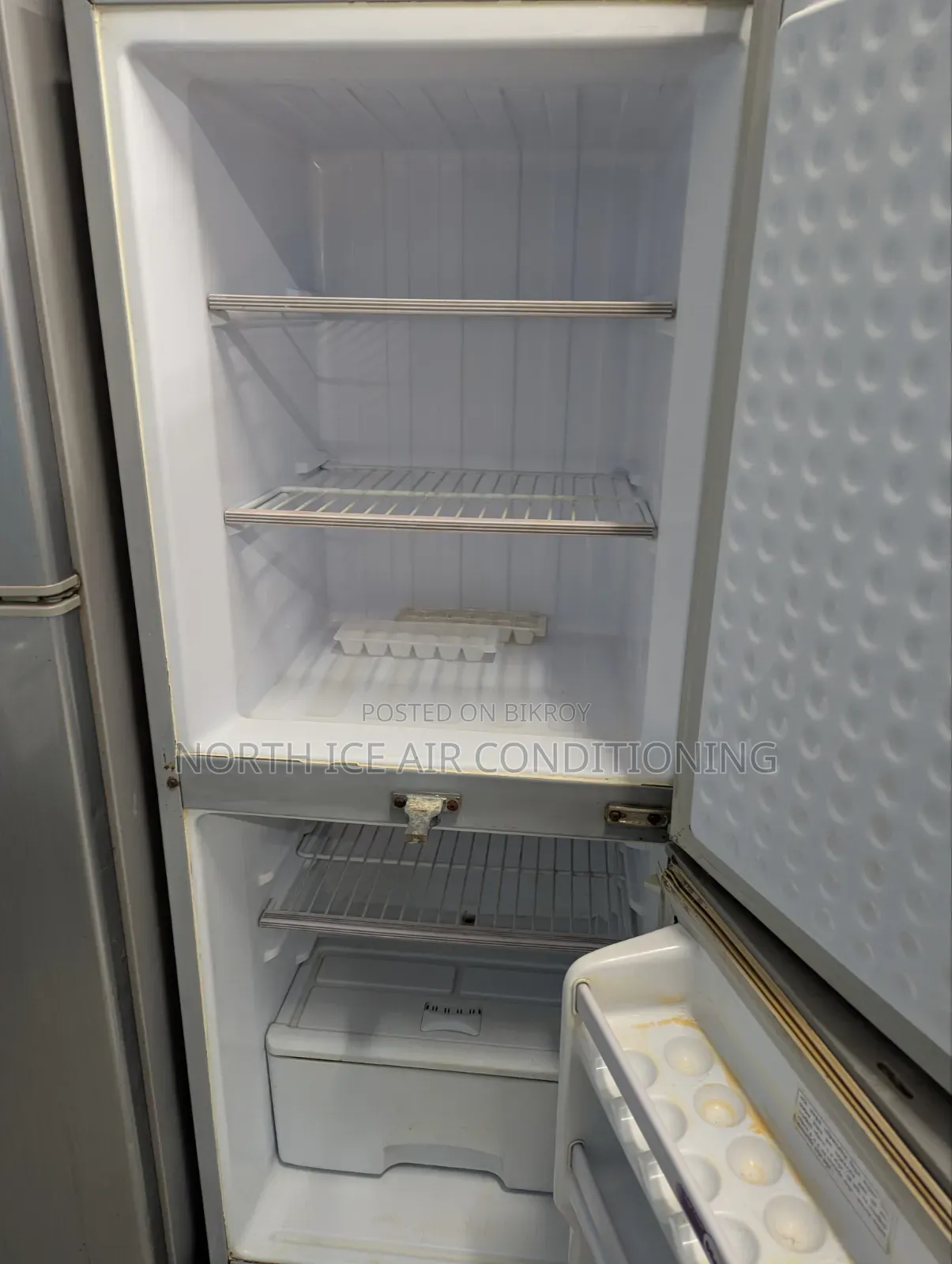 Walton as Colour Frost Fridge 223 Ltr.