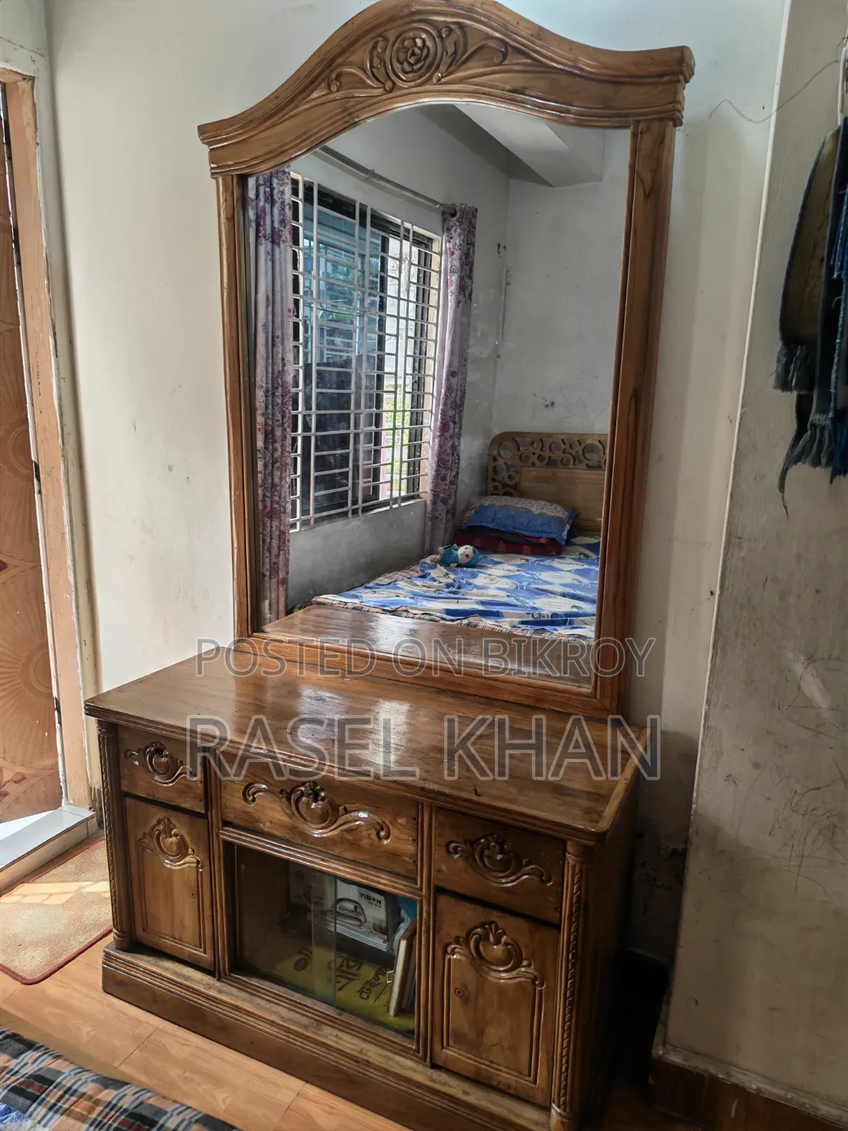 সেগুন কাঠের ড্রেসিং টেবিল। অর্ডার দিয়ে বানানো হয়েছিল।