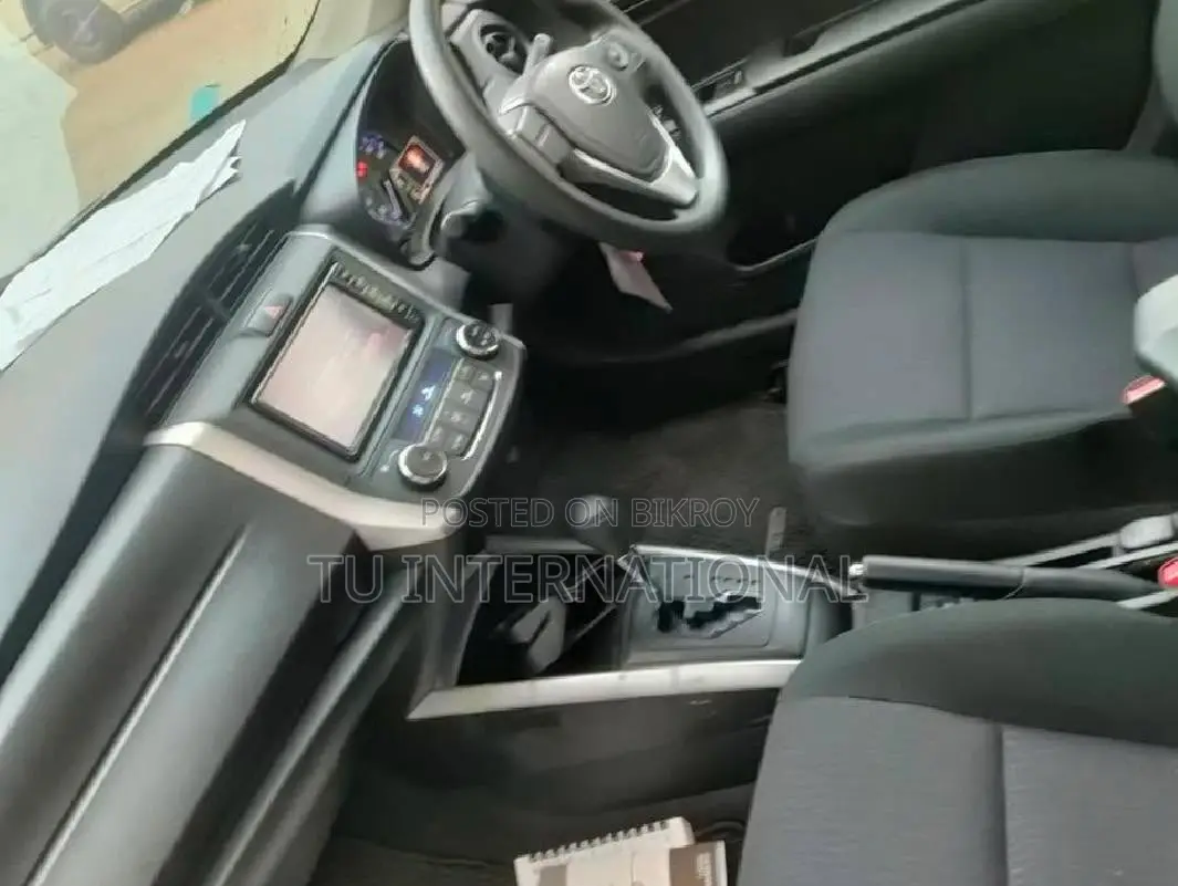 Toyota Corolla Fielder 2018 Silver