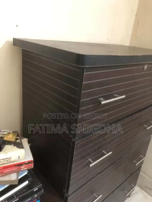 Wardrobe Ta Bikre Hobe. 1 Year Use Hoise
