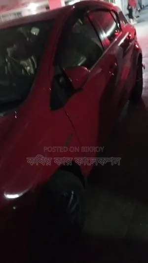 টয়োটা অ্যাকুয়া ২০১৭ লাল