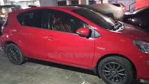 টয়োটা অ্যাকুয়া ২০১৭ লাল