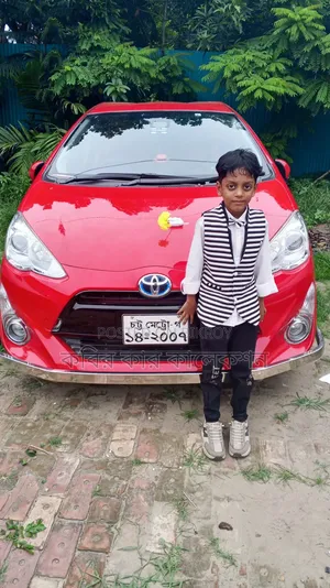 টয়োটা অ্যাকুয়া ২০১৭ লাল