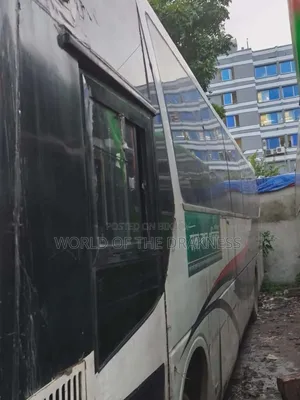 অশোক লেল্যান্ড হাইবাস ২০১৯ সাদা