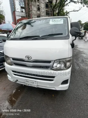 টয়োটা হাইয়েস ২০১৩ হোয়াইট