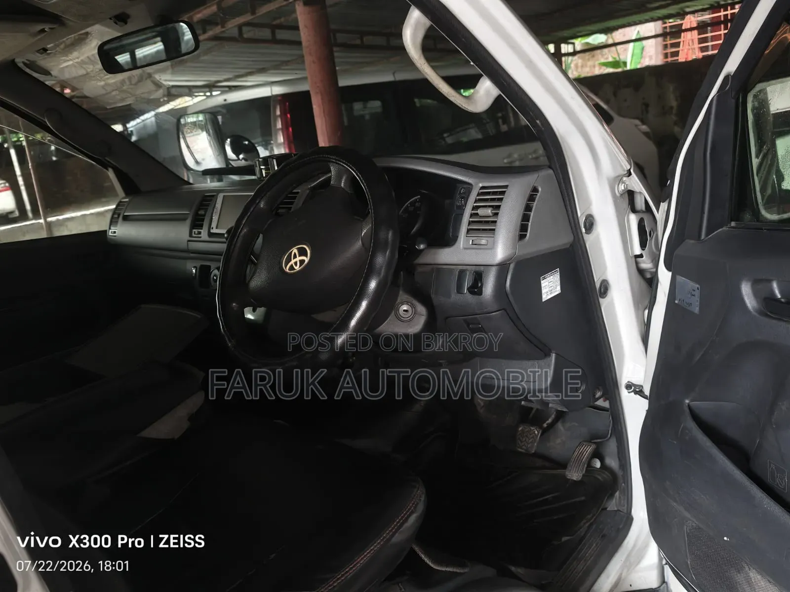 Toyota HiAce 2013 White