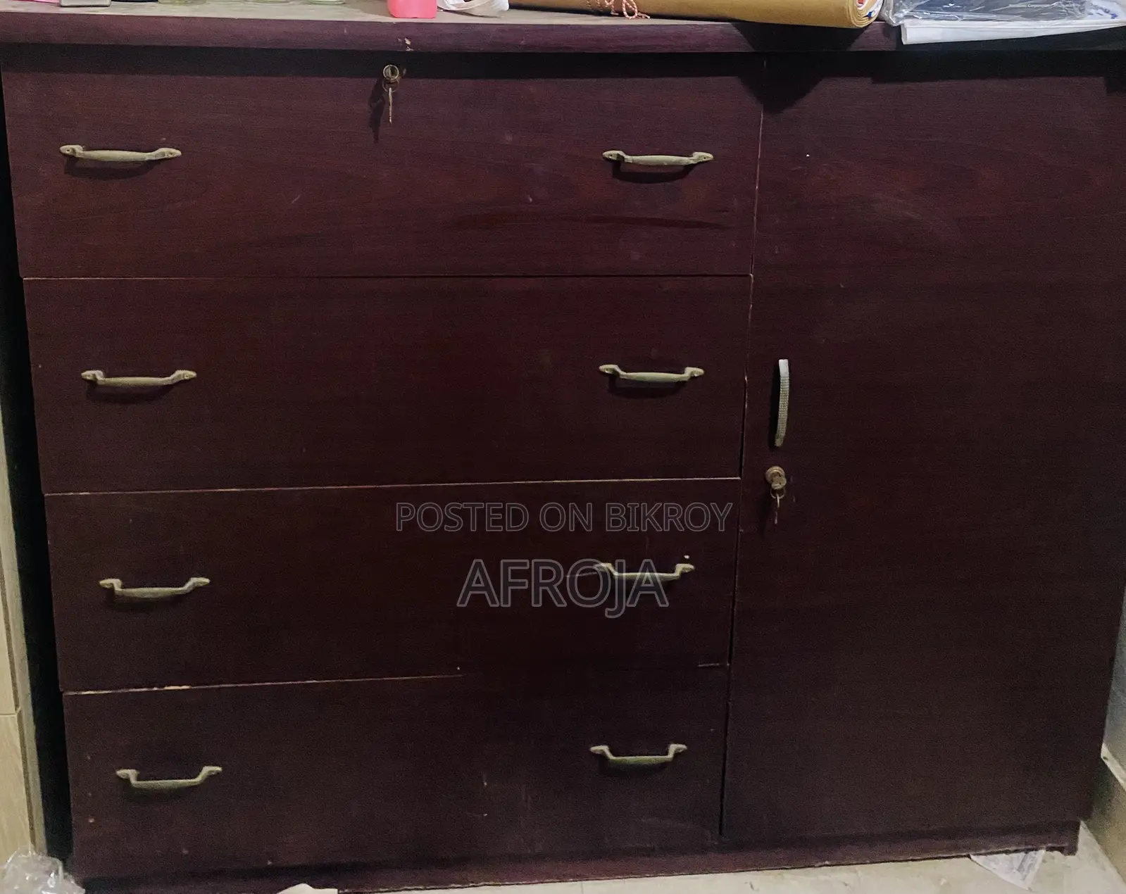 Wardrobe/ Almira/ Cabinet