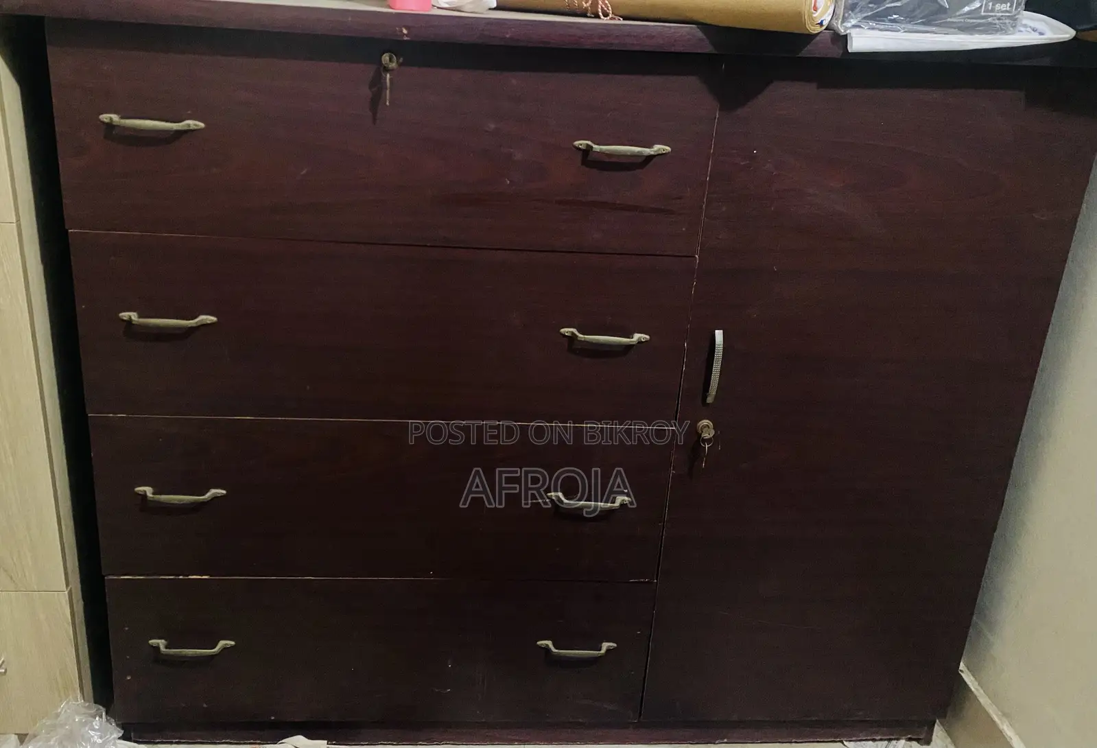 Wardrobe/ Almira/ Cabinet