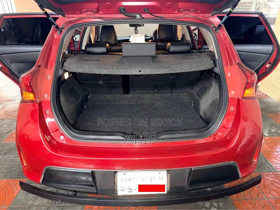 Toyota Auris 2013 Red