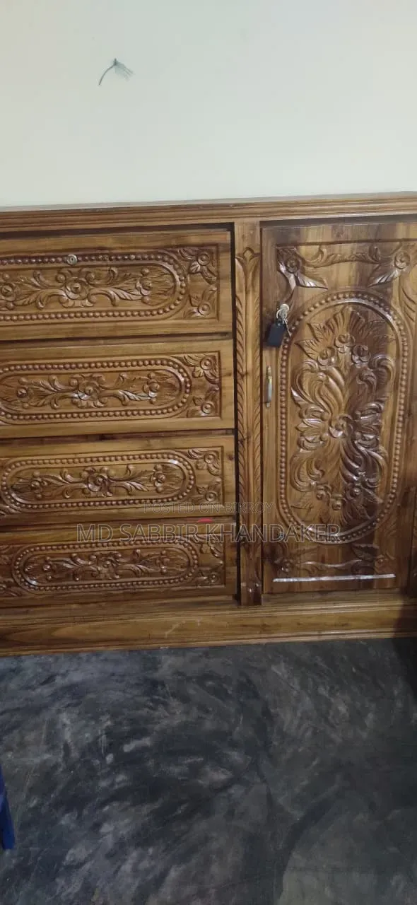 বাসা ছেড়ে দিব তাই বিক্রি করে দিব।