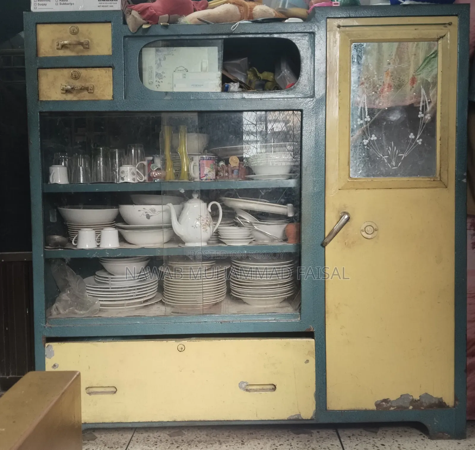 স্টিলের শোকেশ বিক্রি করা হবে