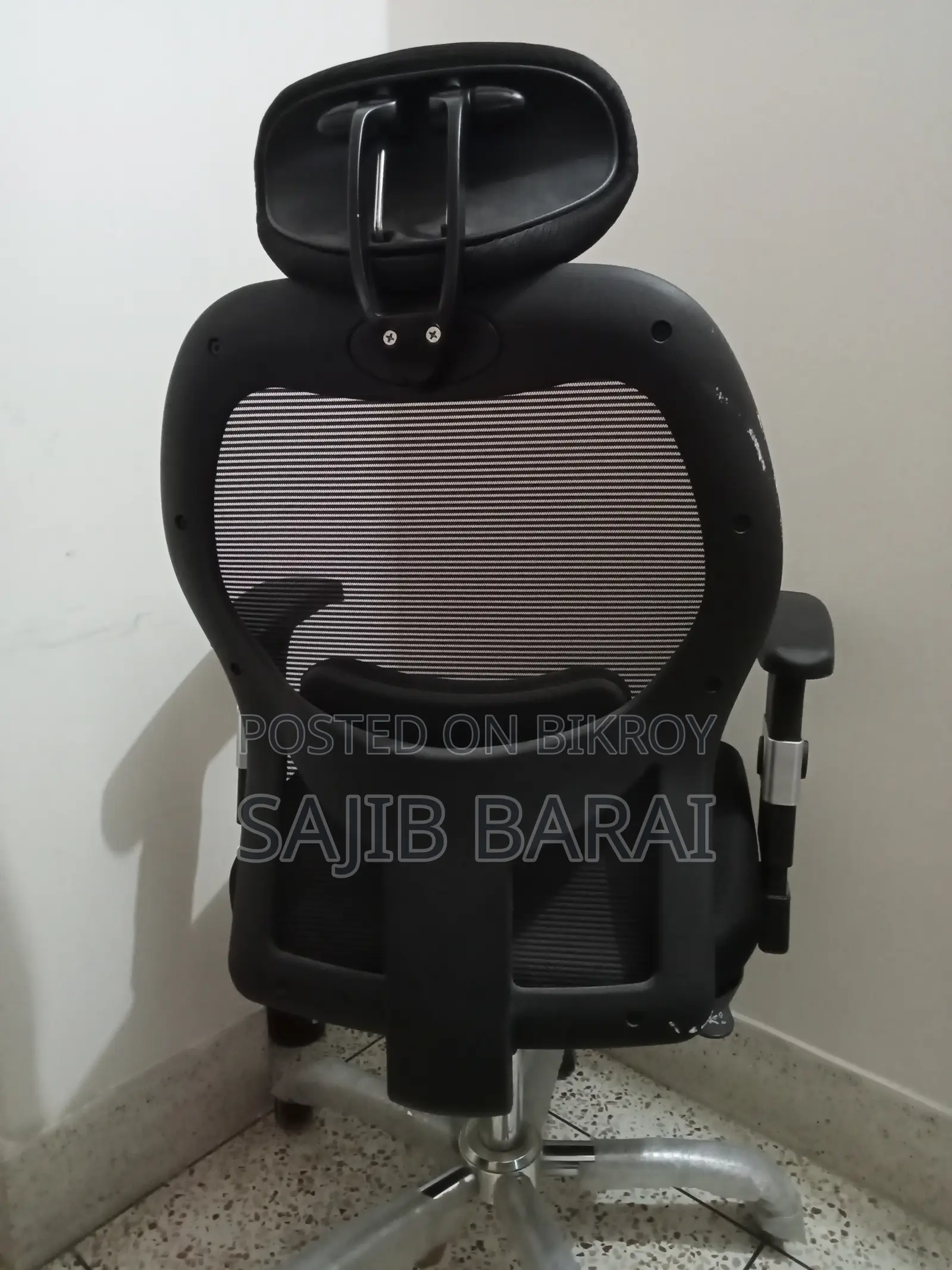 Grid ব্র্যান্ডের একটি চেয়ার বিক্রি করা হবে।