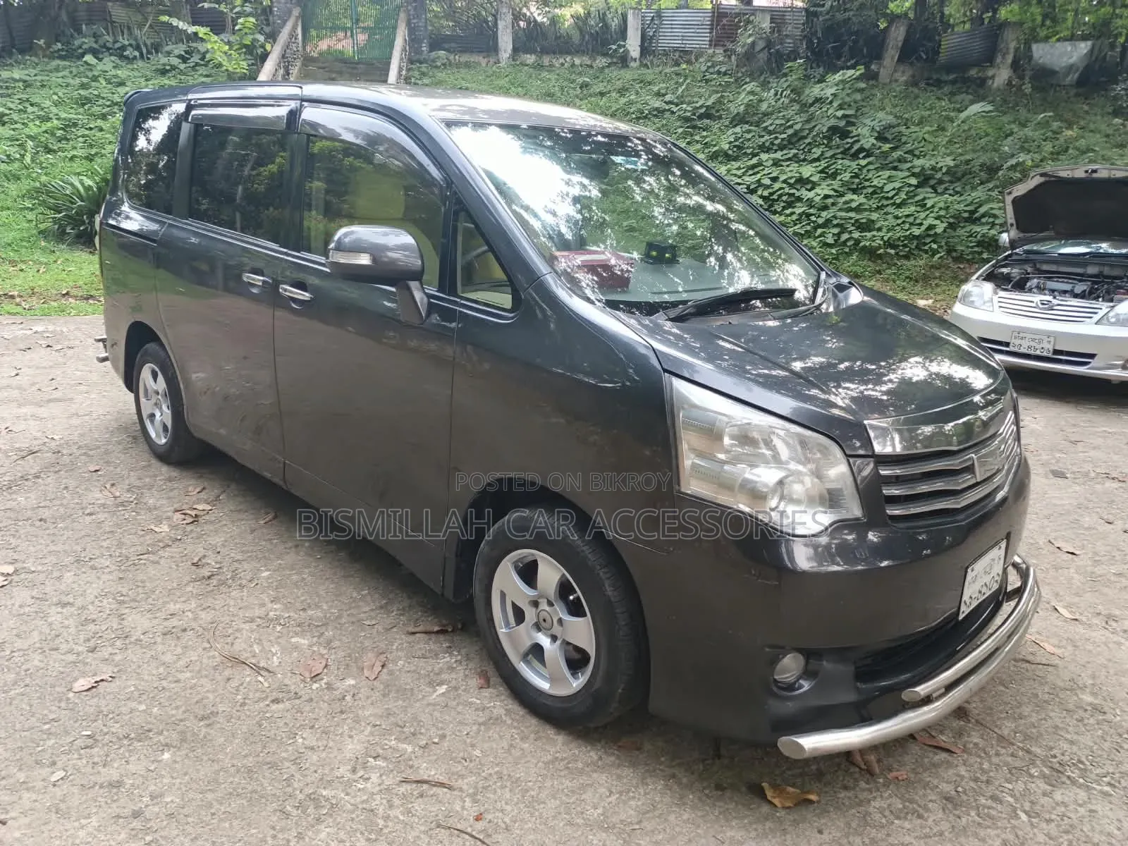 Toyota Noah 2.0 158hp AWD (৮ আসন বিশিষ্ট) ২০১২ গ্রে