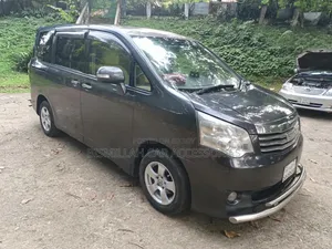 Toyota Noah 2.0 158hp AWD (৮ আসন বিশিষ্ট) ২০১২ গ্রে