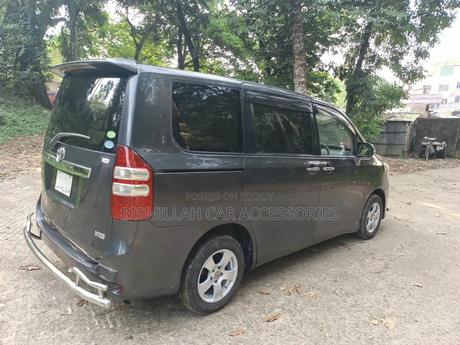 Toyota Noah 2.0 158hp AWD (৮ আসন বিশিষ্ট) ২০১২ গ্রে