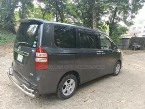 Toyota Noah 2.0 158hp AWD (৮ আসন বিশিষ্ট) ২০১২ গ্রে
