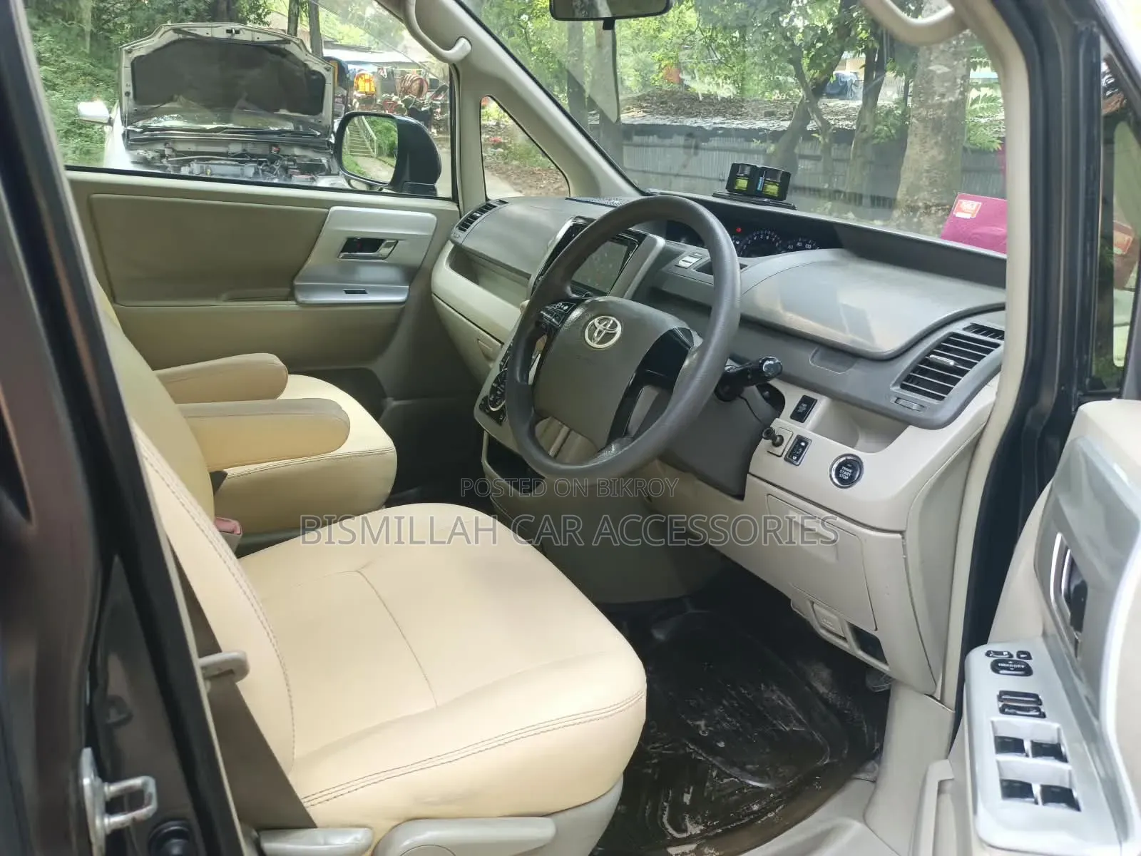 Toyota Noah 2.0 158hp AWD (৮ আসন বিশিষ্ট) ২০১২ গ্রে