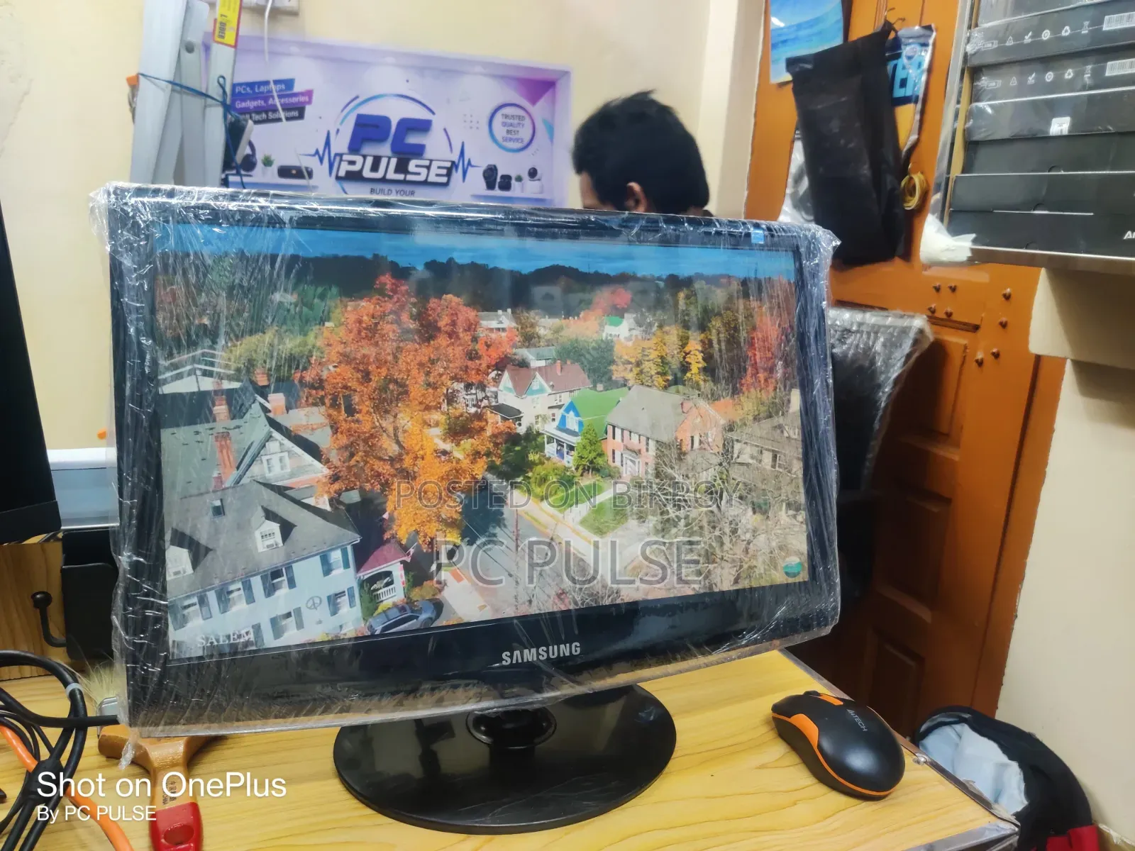 19 Inch Monitor