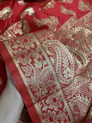 লাল রঙের শাড়ী।১ বার ব্যবহার করা হয়েছে