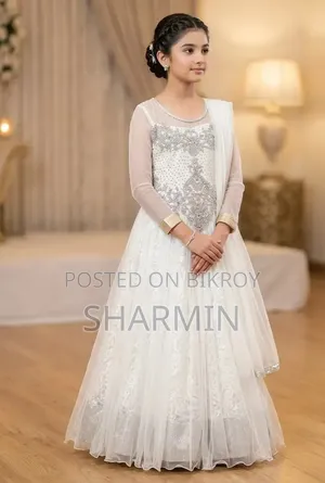 কিড হোয়াইট বল গাউন