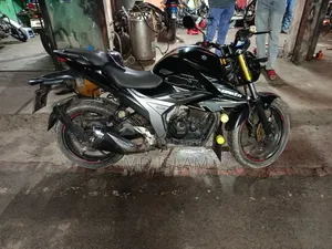 সুজুকি জিক্সার ২০২১ কালো
