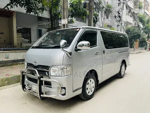 টয়োটা হাইএচ ২০১২ সিলভার