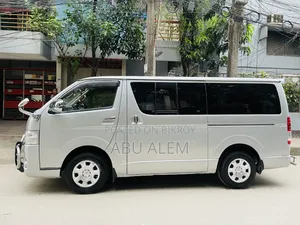 টয়োটা হাইএচ ২০১২ সিলভার