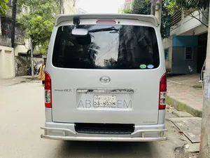টয়োটা হাইএচ ২০১২ সিলভার