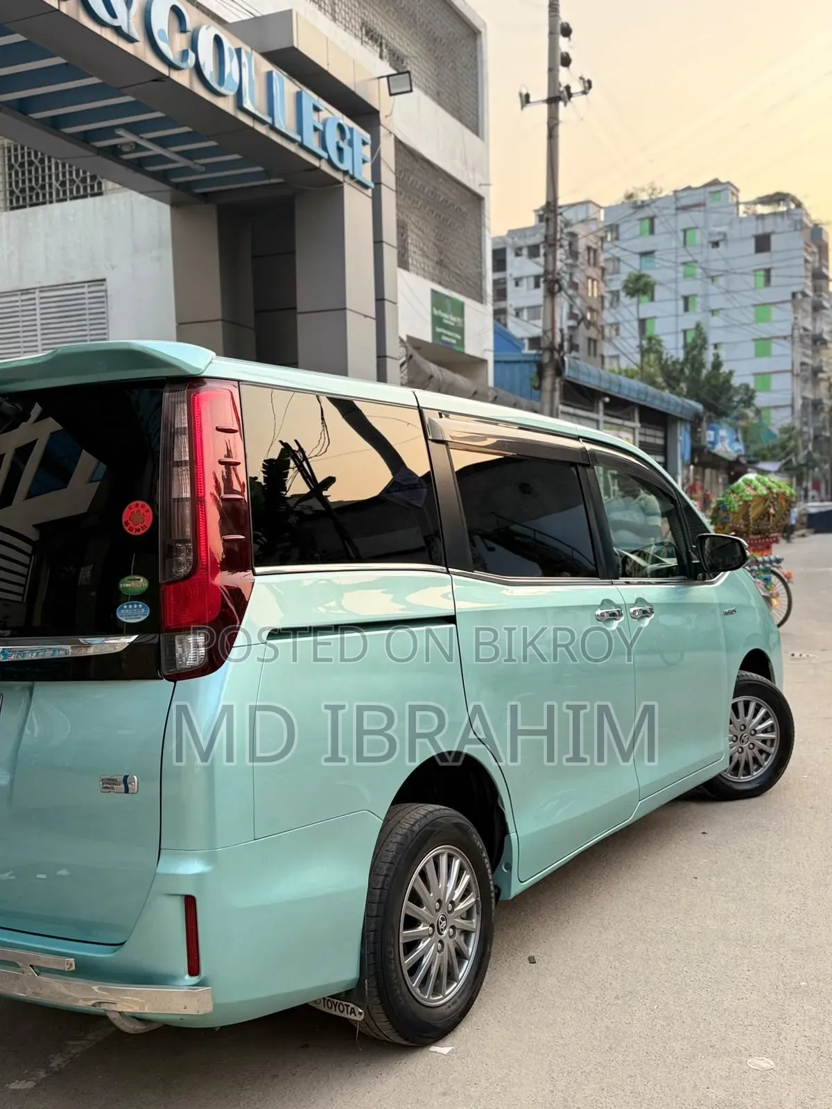 Toyota Noah 2.0 Four Wheel Drive (8 Seater) 2015 Blue