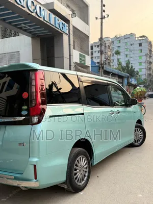 Toyota Noah 2.0 Four Wheel Drive (8 Seater) 2015 Blue