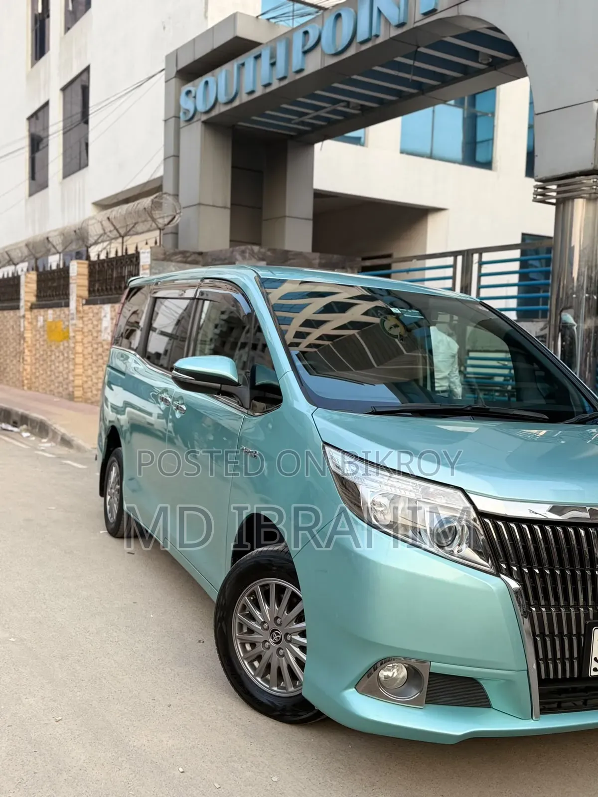 Toyota Noah 2.0 Four Wheel Drive (8 Seater) 2015 Blue