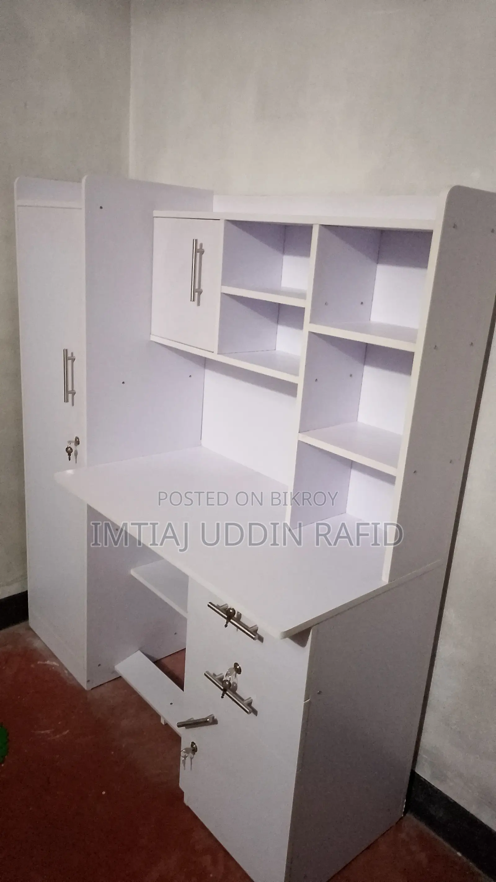টেবিল ওয়ার্ডরোব এবং বুকশেলফ সহ