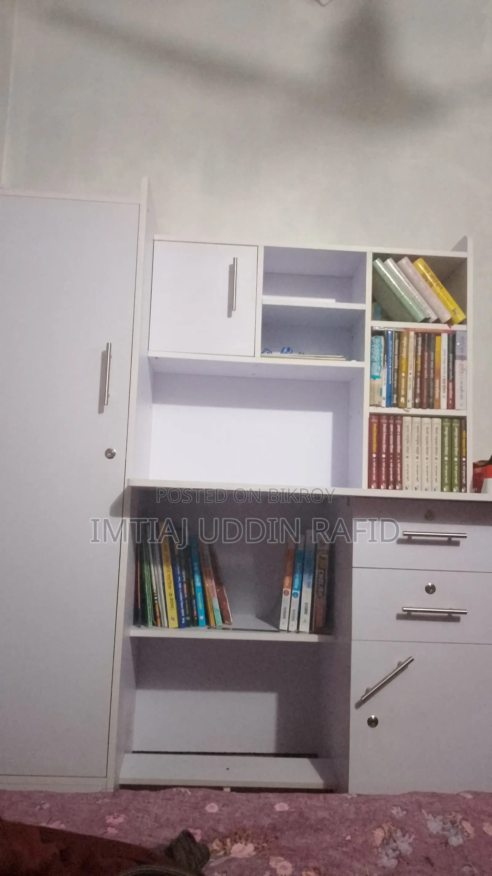 টেবিল ওয়ার্ডরোব এবং বুকশেলফ সহ