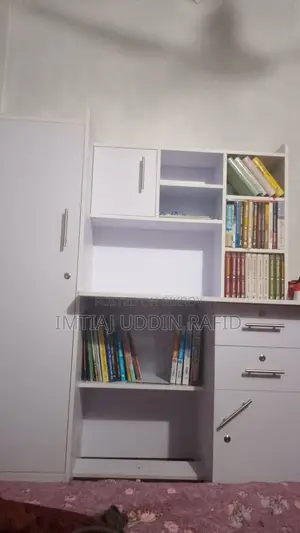 টেবিল ওয়ার্ডরোব এবং বুকশেলফ সহ