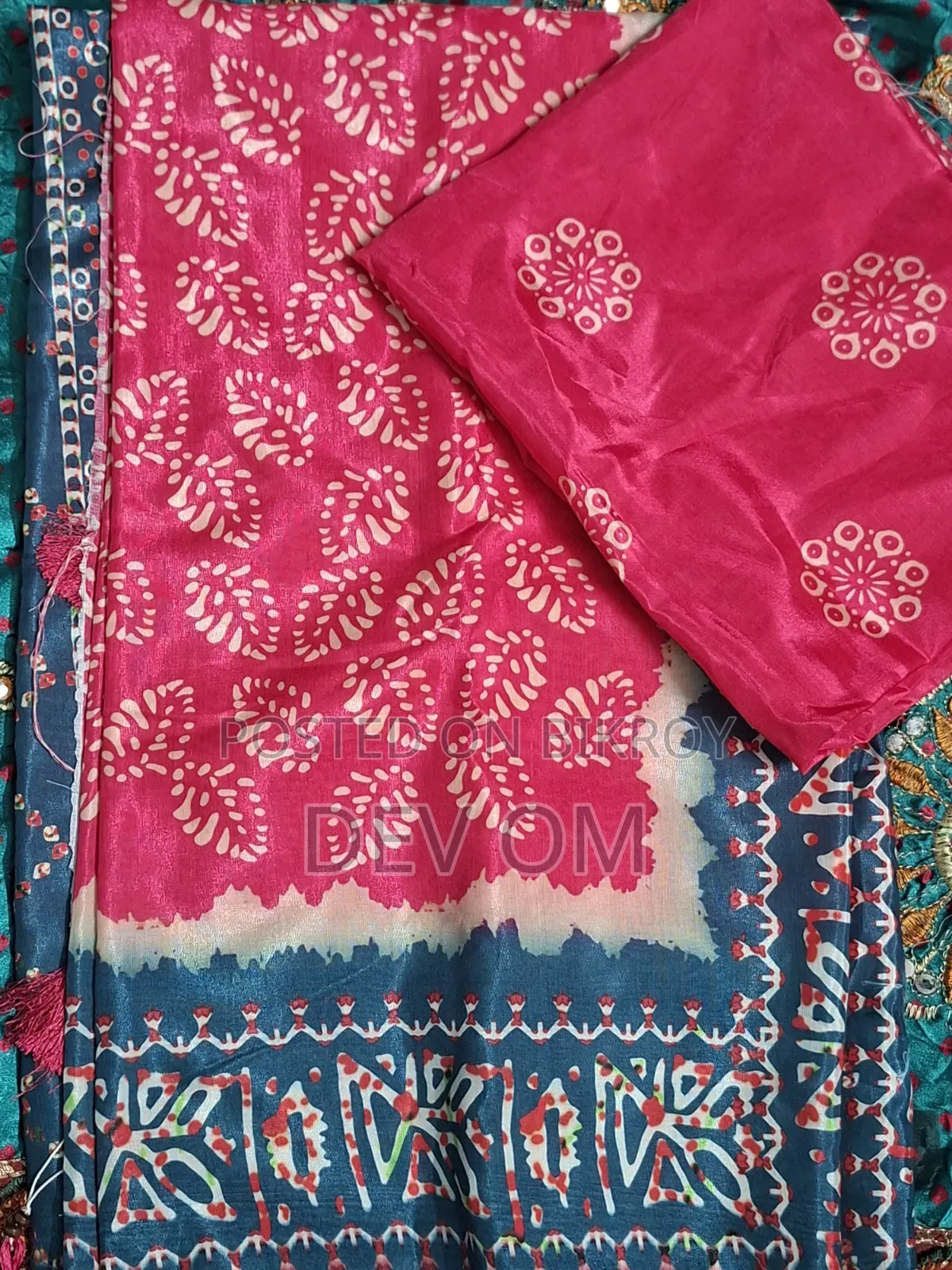 কুমিল্লার বাটিক শাড়ি, নতুন কালেকশন, সাথে ব্লাউজ পিস আছে।