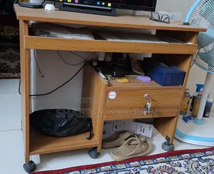 1 Computer Table For Sale
