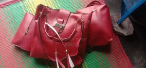 Fashion bag is very beautiful. Comfortable.